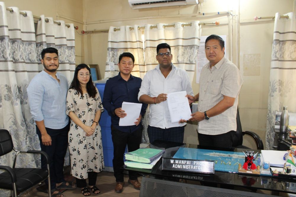 W Manpai Phom, NCS, Administrator and Electoral Registration Officer, Dimapur releasing the Final Publication of DCM Photo Electoral Roll in the presence of Imtijungla, EAC, Dimapur and political parties. (DIPR Photo)